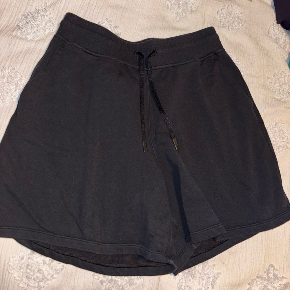 Women’s lululemon black scuba shorts size 10 - Picture 3 of 3